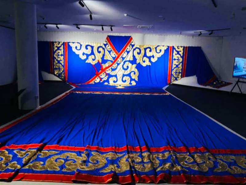 Дэлхийн хамгийн том монгол дээл